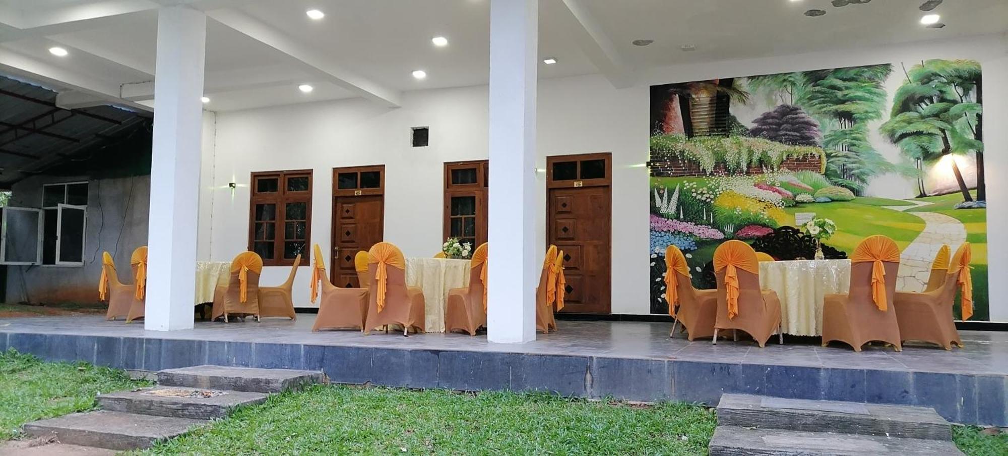 Avanya Hotel And Reception Hall Angunakolapelessa Eksteriør bilde