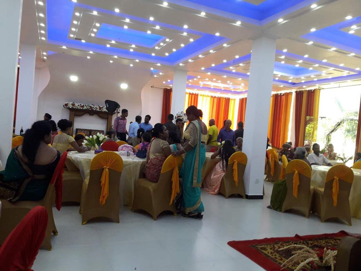 Avanya Hotel And Reception Hall Angunakolapelessa Eksteriør bilde
