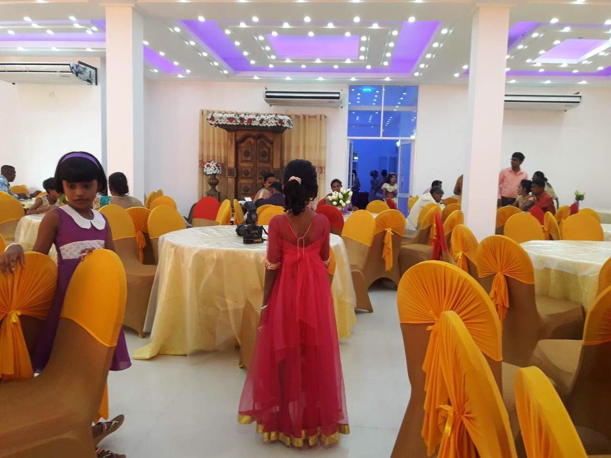 Avanya Hotel And Reception Hall Angunakolapelessa Eksteriør bilde